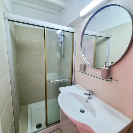 Apartment Poolside Escape In Village With Pool Facilities *